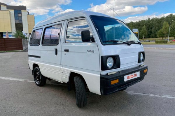 В началото на 90-те години на миналия век в рамките на споразумение между Daewoo и Suzuki японската компания дава правото на корейците да произвеждат малък микрован Damas. Дебютът е през 1991 г., като като първо се продава във вариант за пътници и доставка на вътрешния пазар в Южна Корея, а после се появява и вариант за двама с товарен отсек, наречен Daewoo Labo.

И сега Damas е жив, след рестайлинг той има различно лице, не е Daewoo, а Chevrolet. Заводът UzAuto в Узбекистан, известен преди като UzDaewoo, произвежда съвременни модели на Chevrolet, включително големите Traverse и Tahoe, но и наследника на Damas.